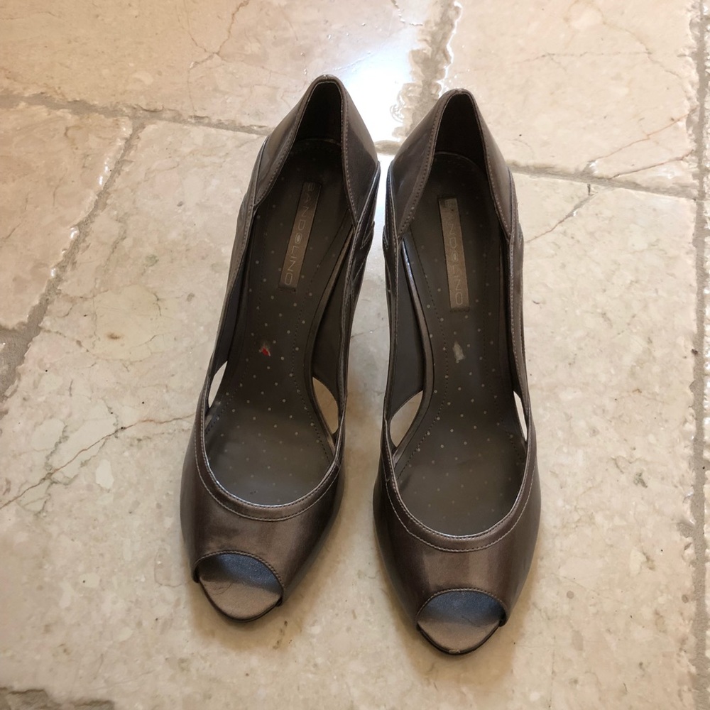 Brown patent leather bandolino heels
